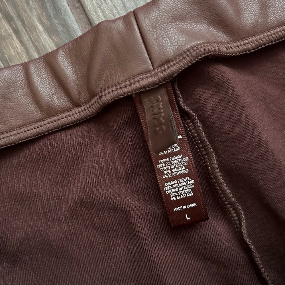 SKIMS Faux Leather Seamed Boot Cut Pant in Cocoa Brown Sz L - Picture 7 of 7